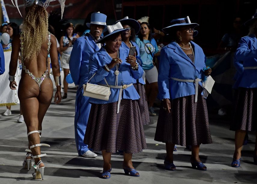 Un miembro de la Escuela de Samba Vila Isabel camina durante el evento Apertura del Carnaval 2022, en Río de Janeiro, Brasil, el 26 de febrero de 2022.&nbsp;