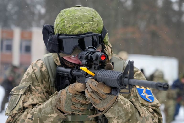 Un miembro de las Fuerzas de Defensa Territorial de Ucrania, que son unidades voluntarias de las Fuerzas Armadas, entrena cerca de Kiev, Ucrania, el sábado 5 de febrero de 2022. 