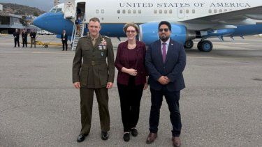 El comandante del Comando Sur de los Estados Unidos, general de la Marina Francis L. Donovan, fue recibido en Caracas por la encargada de Negocios de la Oficina Externa de los EEUU para Venezuela, la embajadora Laura F. Dogu, este miércoles 18 de febrero