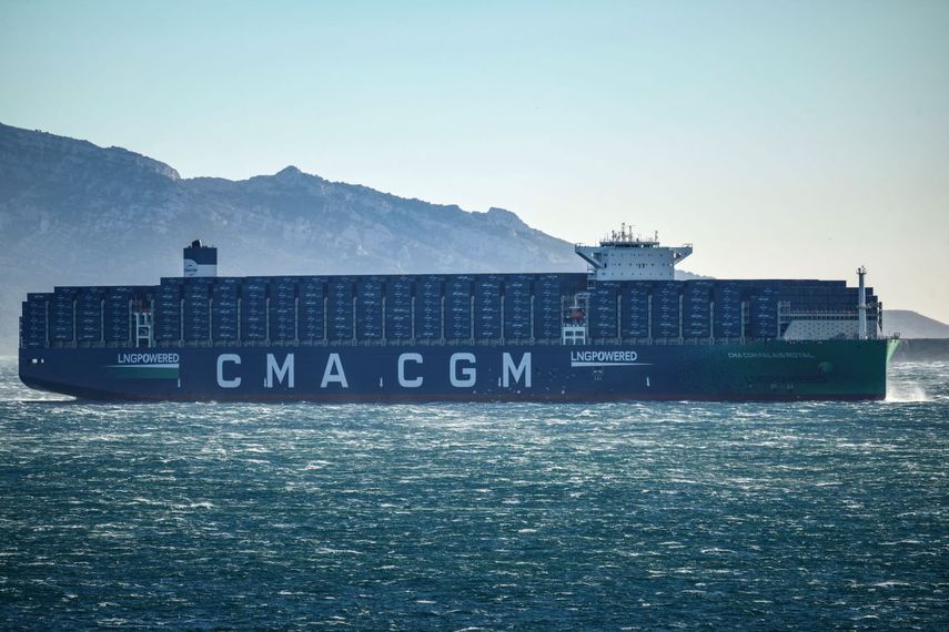 El CMA CGM Palais Royal, el buque portacontenedores más grande del mundo propulsado por gas natural, navega en la bahía de Marsella, en el sur de Francia.