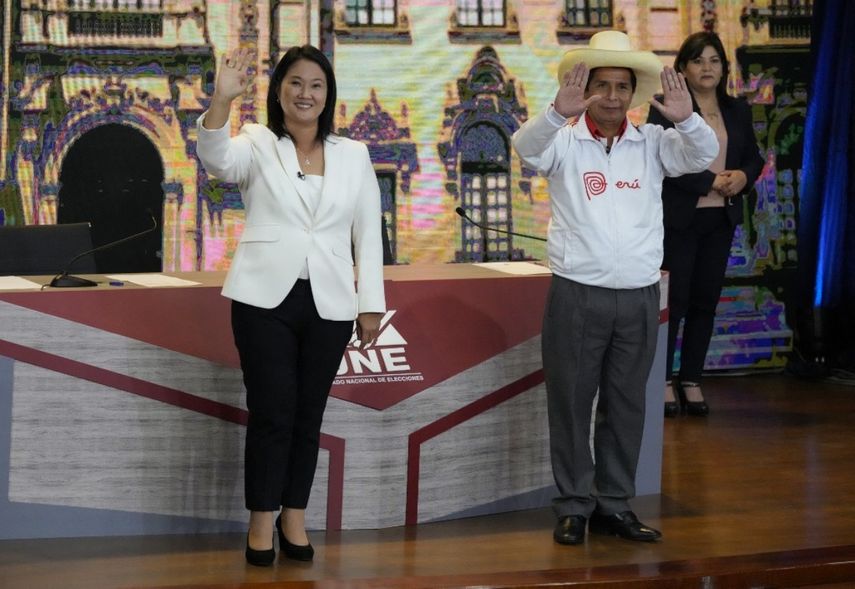 Los candidatos presidenciales peruanos, Keiko Fujimori y Pedro Castillo, saludan al final del último debate televisado en Arequipa el 30 de mayo de 2021, antes de la segunda vuelta de las elecciones del 6 de junio.