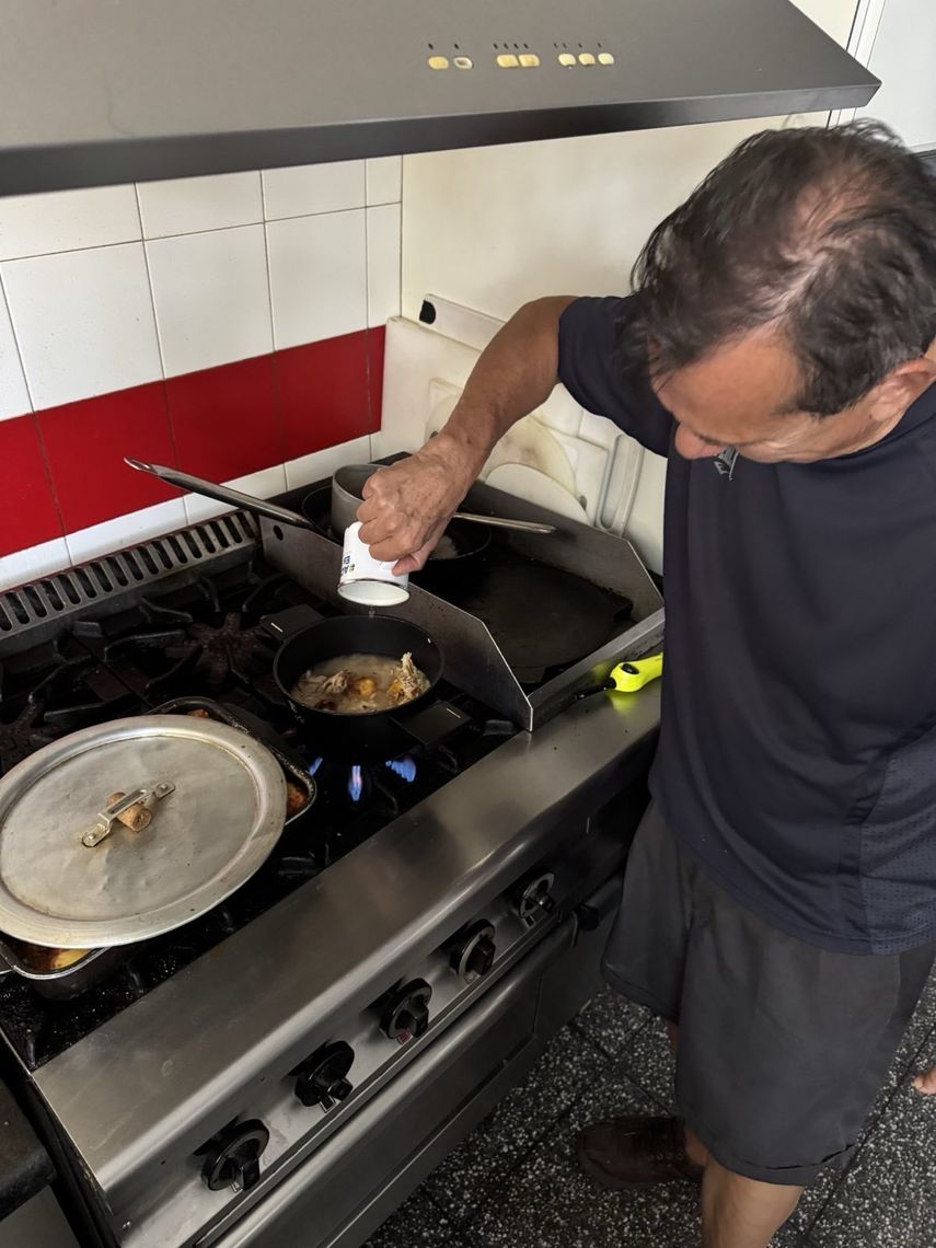 Humberto Villalobos, miembro del equipo de María Corina Machado, cocinando en la embajada argentina Humberto Villalobos, miembro del equipo de María Corina Machado, cocinando en la embajada argentina
