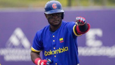 El colombiano Dilson Herrera celebra tras conectar un hit ante Brasil en el partido por la medalla de oro del béisbol de los Juegos Panamericanos en Santiago, Chile, el sábado 28 de octubre de 2023.