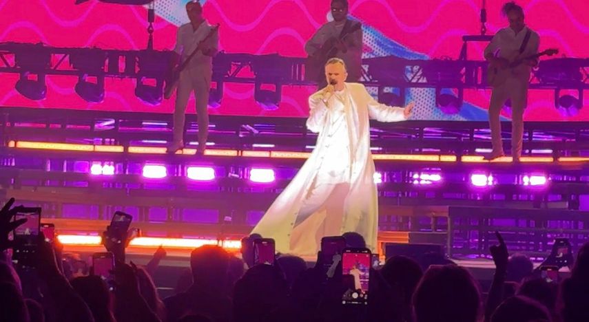 Miguel Bosé cautiva al público en Miami, en un momento íntimo sobre el escenario, conectando con cada nota y emoción de la noche.