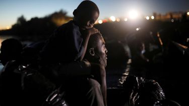 Migrantes, la mayoría de Haití, cruzan el río Bravo hacia Del Río, Texas
