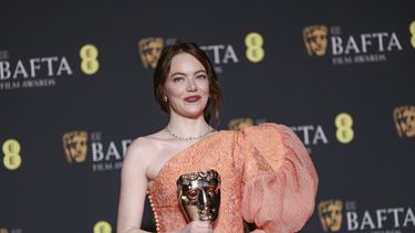 Emma Stone, ganadora del premio mejor actriz por Poor Things posa en la 77a entrega de los Premios de la Academia Británica de Cine (BAFTA) en Londres el domingo 18 de febrero de 2024. 