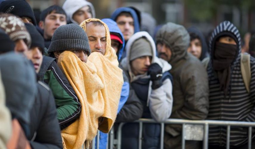 El ministro habló, durante un acto público en Berlín, de descontar las ayudas extra que reciben a la llegada del subsidio general de desempleo que también perciben los refugiados. (EFE)