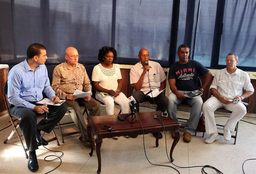 De izquierda a derecha, los miembros de ladisidencia cubana Antonio Rodiles, Feliz Navarro, Berta Soler, Guillermo Fariñas, Ángel Moya y Egberto Ángel Escobedo participan el viernes 23 de enero de 2015, en una rueda de pren