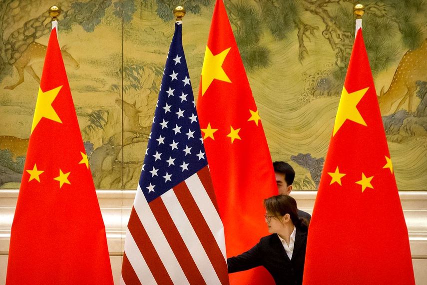Banderas de EEUU y China en el lugar de negociaciones comerciales entre los dos países, en Beijing el 14 de febrero del 2019.&nbsp;