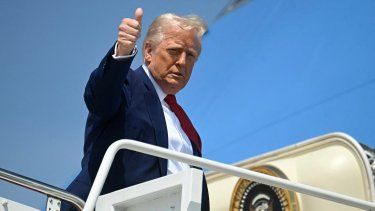 El presidente Donald Trump saluda antes de entrar al Air Force One.