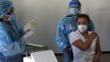 La enfermera Cristina Chango se prepara para recibir su primera dosis de la vacuna Pfizer-BioNtech contra el COVID-19 en el Hospital Pablo Arturo Suárez, en Quito, Ecuador, el jueves 21 de enero de 2021 La enfermera Cristina Chango se prepara para recibir su primera dosis de la vacuna Pfizer-BioNtech contra el COVID-19 en el Hospital Pablo Arturo Suárez, en Quito, Ecuador, el jueves 21 de enero de 2021