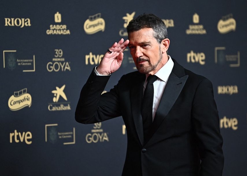 El actor, director y productor español Antonio Banderas posa en la alfombra roja a su llegada a la 39.ª ceremonia de los Premios Goya en el Palacio de Exposiciones y Congresos de Granada, sur de España, el 8 de febrero de 2025.&nbsp;