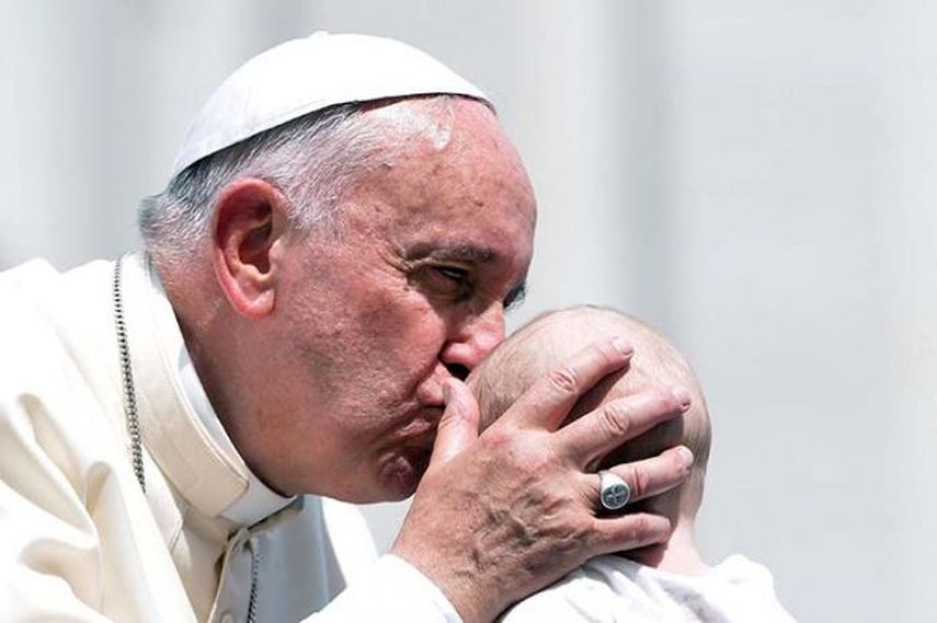 Es frecuente ver al Papa Francisco besar y bendecir a los niños durante sus encuentros en público. (EFE)