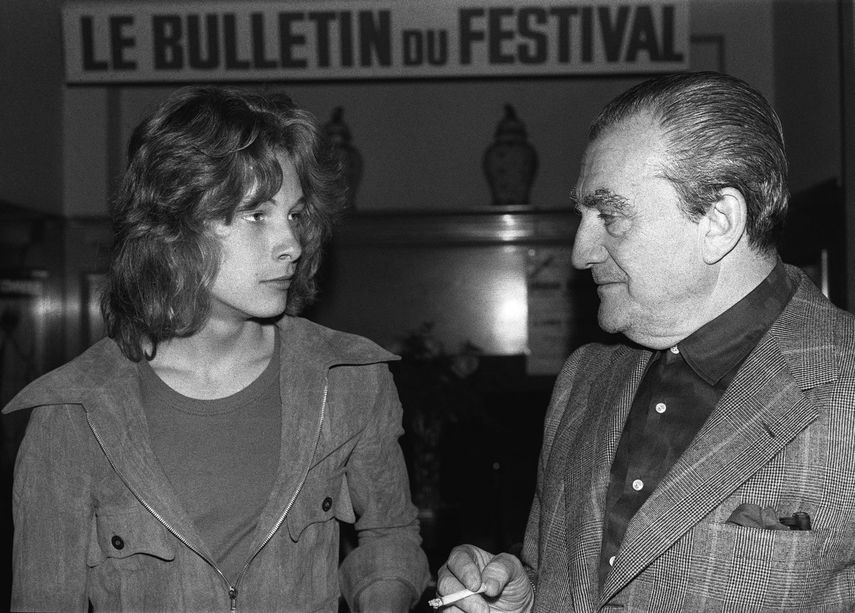 El director italiano Luchino Visconti (derecha) conversa con el joven actor sueco Björn Andresen el 24 de mayo de 1971 en Cannes, durante el Festival Internacional de Cine.