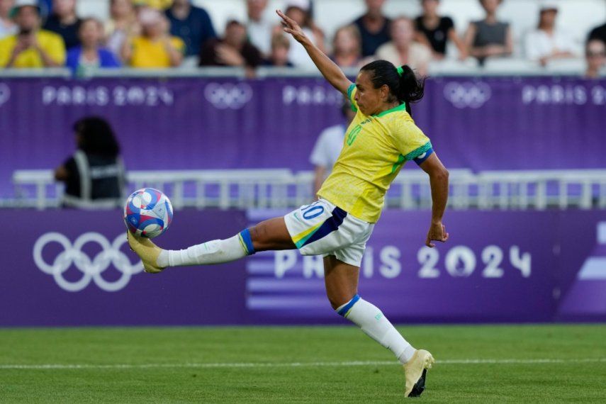 La brasileña Marta controla el balón durante el partido contra Nigeria en la fase de grupos de los Juegos Olímpicos de Paris, el jueves 25 de julio de 2024, en Burdeos, Francia.&nbsp;