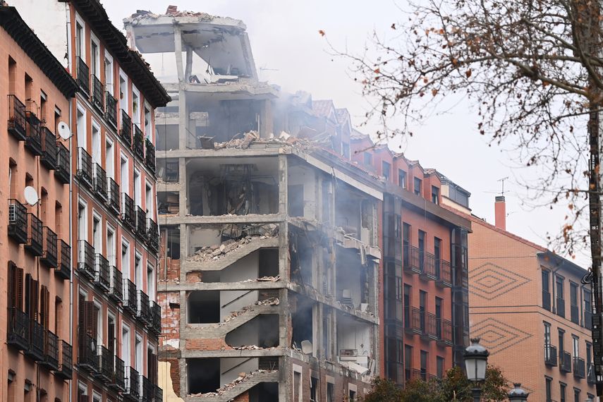 Un edificio dañado se muestra en Madrid el 20 de enero de 2021 después de que una fuerte explosión sacudiera el edificio. La causa de la explosión no quedó clara de inmediato.