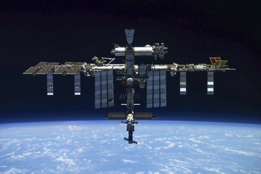 En esta imagen sin fecha publicada por el Servicio de Prensa de la Agencia Espacial Roscosmos, tomada por la tripulación de la Soyuz rusa MS-19 tras desacoplarse de la estación, se ve la Estación Espacial Internacional el 30 de marzo de 2022.&nbsp;