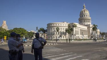 Fuerzas policíacas en La Habana, Cuba, vigilan una céntrica calle.