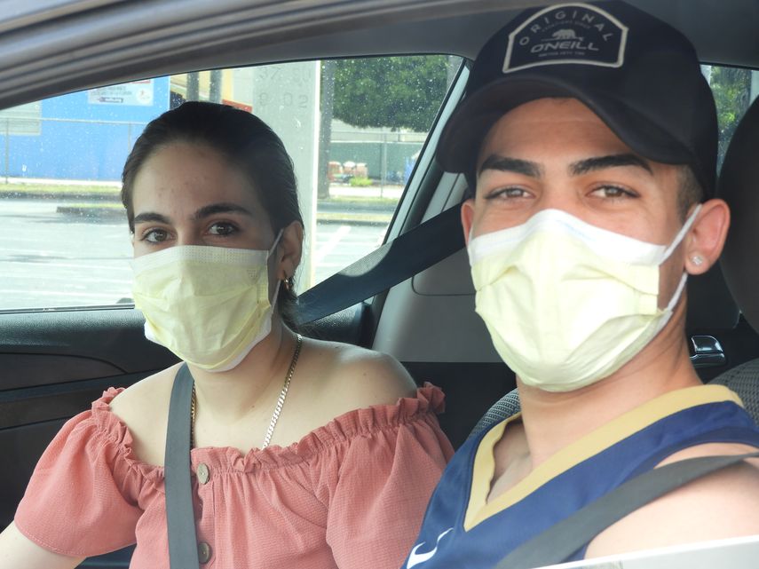 J&oacute;venes de Hialeah portan mascaras de forma preventiva.