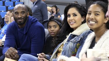 En esta foto de archivo del 21 de noviembre de 2017, desde la izquierda, la leyenda de los Lakers de Los Ángeles Kobe Bryant, su hija Gianna Maria-Onore Bryant, su esposa Vanessa Bryant y su hija Natalia Diamante Bryant son vistas antes de un partido de baloncesto femenino NCAA de Connecticut-UCLA en Los Ángeles.&nbsp;