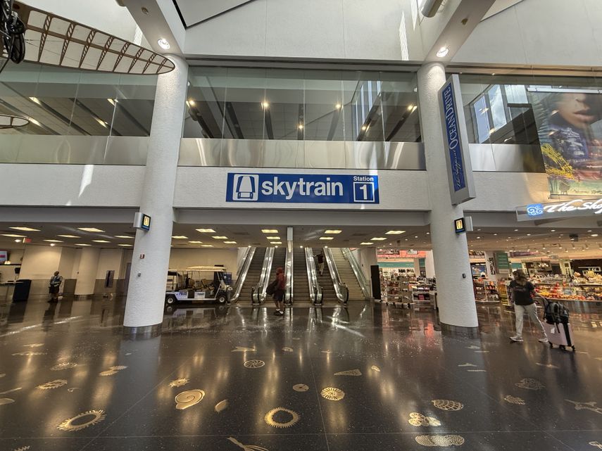 Estación 1 de Skytrain en el Aeropuerto Internacional de Miami .