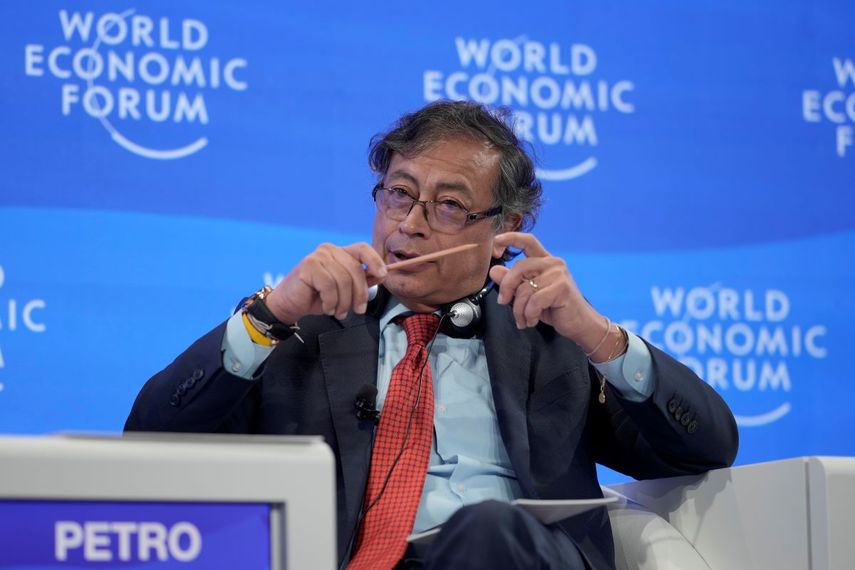 El presidente colombiano Gustavo Petro habla en un podio en el Foro Económico Mundial en Davos, Suiza, el miércoles 18 de enero de 2023.&nbsp;