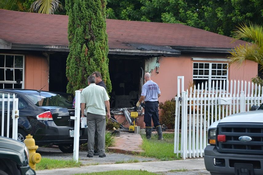 Bomberos de Miami Dade persistían aun en horas de la mañana dentro de la residencia afectada por las llamas a fin de colectar evidencia que pudera determinar la causa del fuego. (Álvaro Mata)
