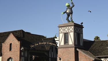 Una estatua de la Rana René en la entrada de The Jim Henson Company el martes 7 de julio del 2020 en la sección de Hollywood en Los Angeles.