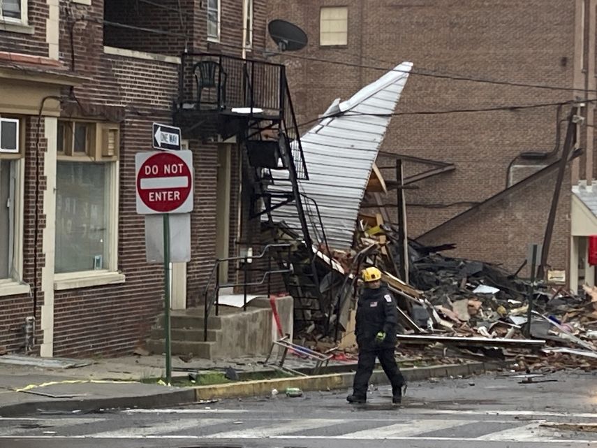Un socorrista trabaja en el lugar donde ocurrió una explosión en una fábrica de chocolate, el sábado 25 de marzo de 2023, en West Reading, Pensilvania.&nbsp;