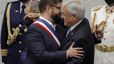 El presidente saliente de Chile, Sebastián Piñera, entrega la banda presidencial a Gabriel Boric.&nbsp;