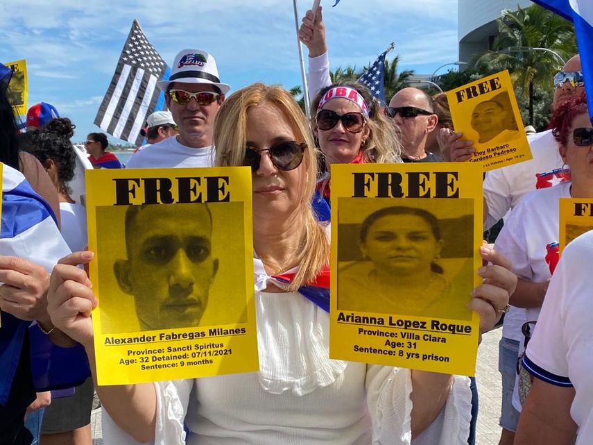 En Miami piden libertad para los presos políticos en Cuba en apoyo a la marcha del #15NCuba. 