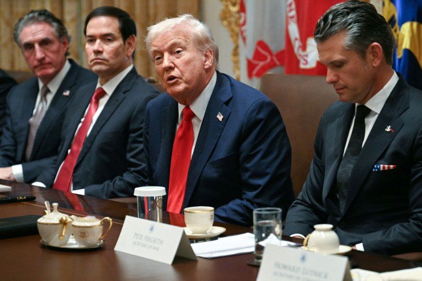 El presidente Donald J. Trump junto a miembros de su gabinete de gobierno.