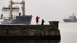 El petrolero de la flota Pashin (L) y el remolcador y rescate Nicolay Chiker (R), parte del destacamento naval ruso que visita Cuba, llegan al puerto de La Habana, el 12 de junio de 2024. El submarino ruso de propulsión nuclear Kazán, que no portarán armas nucleares, y otros tres buques navales rusos, atracarán en la capital cubana del 12 al 17 de junio.