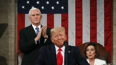 El presidente de Estados Unidos, Donald Trump, ofrece su discurso sobre el Estado de la Uni&oacute;n en un pleno del Congreso en la C&aacute;mara de Representantes, en el Capitolio, Washington, el martes 4 de febrero de 2020, delante del vicepresidente, Mike Pence, y la presidenta de la C&aacute;mara de Representantes, Nancy Pelosi.&nbsp;