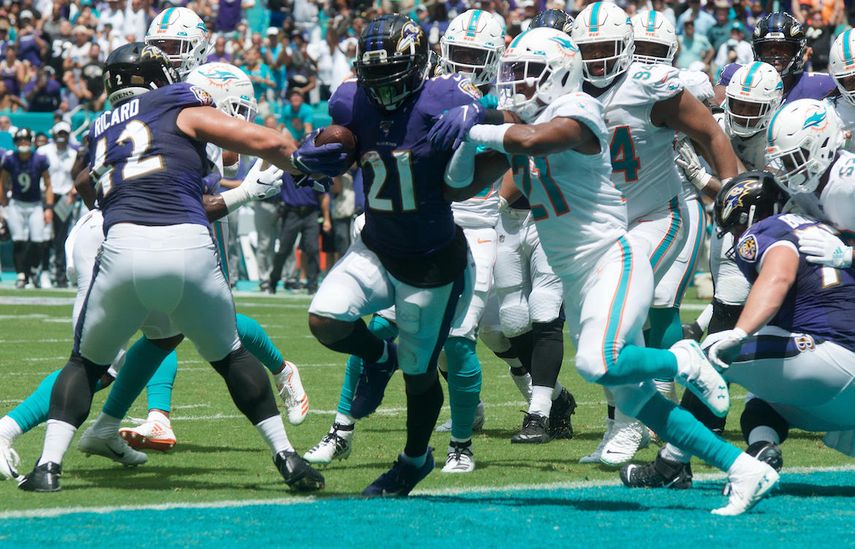 Mark Ingram II (21) anota el primer touchdown de los Ravens contra los Dolphins, el domingo en el Hard Rock Stadium en Miami.&nbsp;&nbsp;