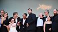 Integrantes de la película Un ptit truc en plus llegan a la 77ª edición del Festival de Cine de Cannes en Cannes, sur de Francia, el 22 de mayo de 2024.