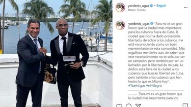 El pugilista cubano Yordenis Ugás posa junto al alcalde de Miami Francis Suárez