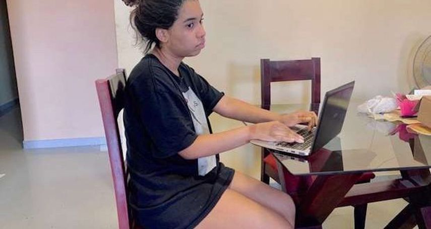 Melany García redactando este texto en la mesa del comedor de&nbsp;su casa.&nbsp;