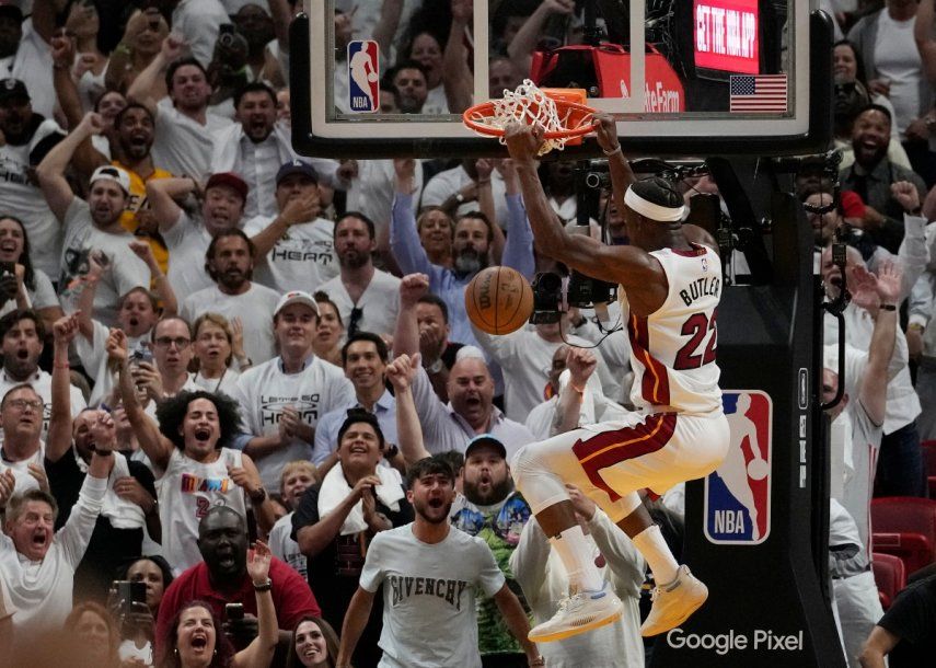 El alero del Miami Heat, Jimmy Butler (22), clava el balón durante la segunda mitad del Juego 4 en una serie de playoffs de baloncesto de la NBA de primera ronda contra los Milwaukee Bucks, el lunes 24 de abril de 2023 en Miami. El calor derrotó a los Bucks 119-114. Jimmy Buttler anotó 56 puntos.&nbsp;