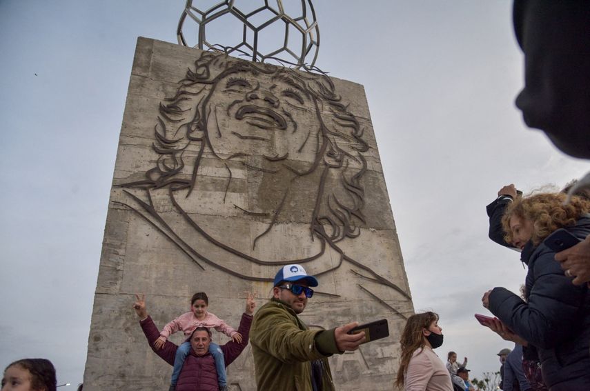 Un hombre se toma una selfie frente a un monumento en honor al fallecido leyenda del fútbol argentino Diego Armando Maradona luego de que fuera develado en Santa Clara del Mar, provincia de Buenos Aires, el 30 de octubre de 2021.