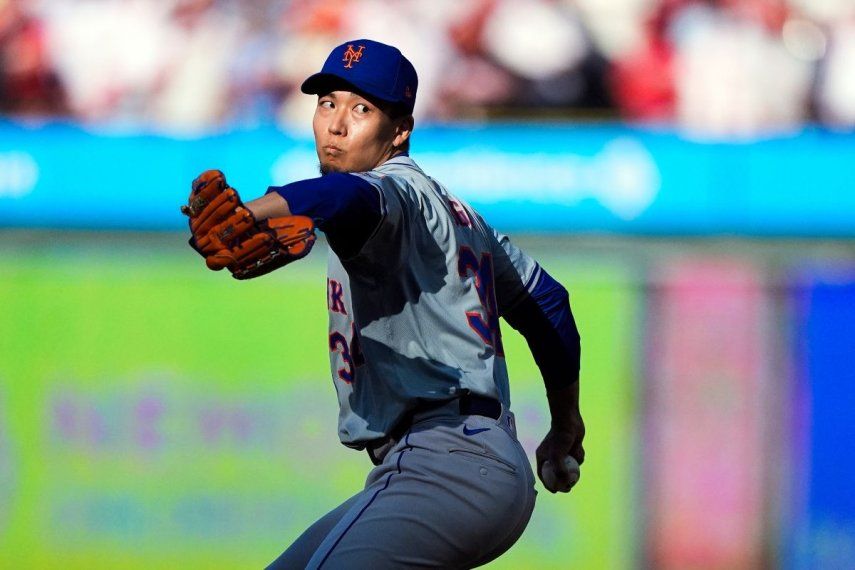 Kodai Senga de los Mets de Nueva York lanza en la primera entrada del juego 1 de la Serie Divisional de la Liga Nacional ante los Filis de Filadelfia, el sábado 5 de octubre del 2024.