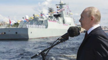 El gobernante ruso, Vladímir Putin, saluda a los marinos antes del desfile naval por el Día de la Armada Rusa en San Petersburgo, Rusia, el domingo 28 de julio de 2024.
