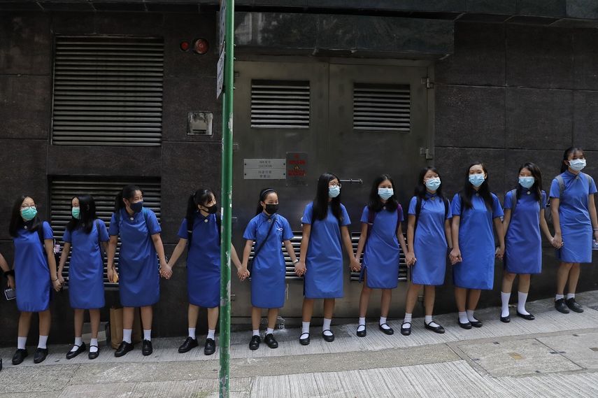 Estudiantes con máscaras se toman de las manos para rodear el St. Stephens Girls College en Hong Kong, el lunes 9 de septiembre de 2019.&nbsp;