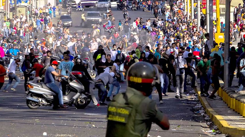 La Guardia Nacional venezolana reprime al pueblo que pide el retorno de la democracia en ese país sudamericano.
