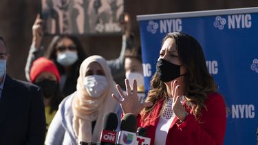 La asambleísta en el estado de Nueva York, Catalina Cruz, habla en una conferencia de prensa sobre políticas migratorias el lunes 9 de noviembre del 2020 en Nueva York. Cruz, nacida en Colombia, fue una inmigrante sin autorización para vivir en Estados Unidos durante más de una década.&nbsp; 