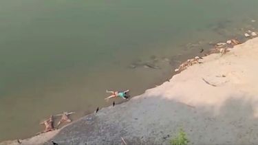 En esta imagen de un video de KK Productions se ven cadáveres flotando en el río en Ghazipur, en el estado de Uttar Pradesh, India, el 11 de mayo de 2021.