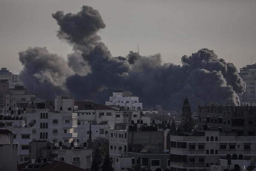 El humo se eleva después de los ataques aéreos israelíes en la ciudad de Gaza, el 5 de mayo de 2019.&nbsp;