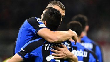 El delantero del Inter, Edin Dzeko (izquierda), celebra con el centrocampista Henrikh Mkhitaryan luego de un tanto ante el Milan en la semifinal de la Liga de Campeones.
