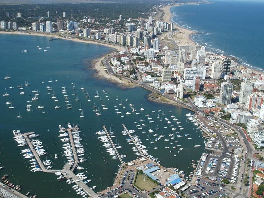 La ciudad de Punta del Este fue fundada el 5 de julio de 1907 y actualmente es el balneario más popular de&nbsp;Uruguay&nbsp;y uno de los de mayor prestigio de Sudamérica.