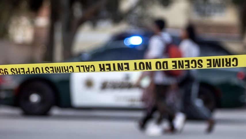 Un auto de la Policía custodia la zona acordonada tras el&nbsp;tiroteo&nbsp;registrado el 14 de febrero de&nbsp;2018 en la escuela secundaria Marjory Stoneman Douglas, en Parkland, Florida.